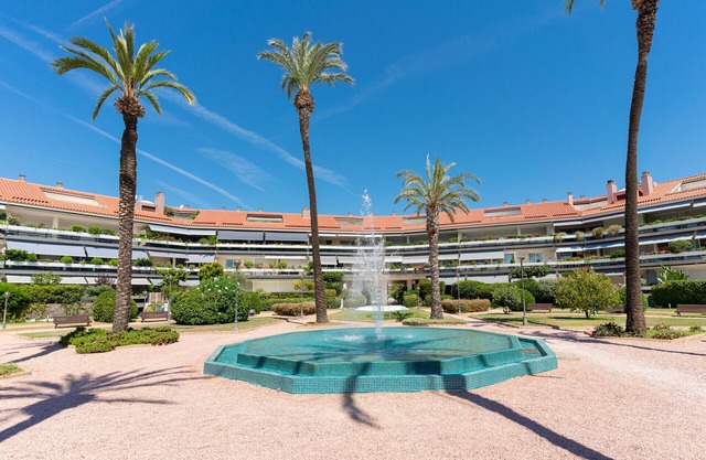 Bright & Colourful Apt in Luxury Complex by Sea