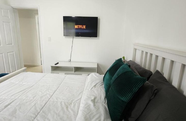 Bright & Comfortable Private Room in a Family Home, Shared nice Bath