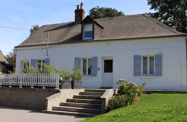 Bright cottage with terrace and garden ideal for visiting the region