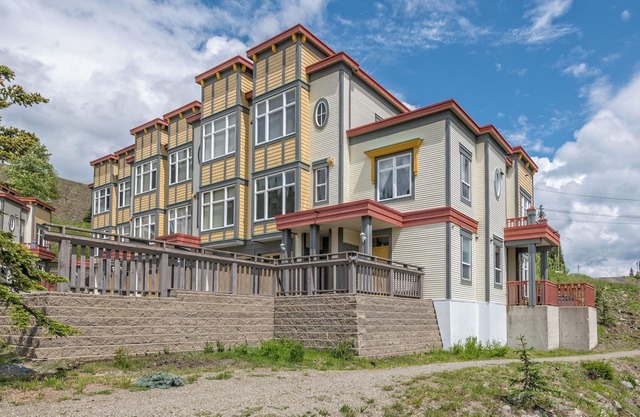 Bright End Unit Townhome with Extra Windows - Great Location - Private Hot Tub!