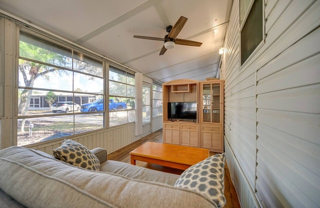 Bright Home: Pool Access & Screened-In Porch!