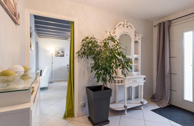 Bright house with private garden and Wifi near historical sites