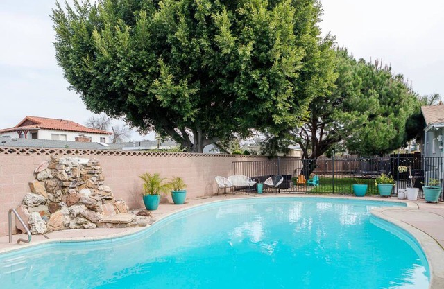 Bright Large Private 2 Bedroom Guest House With Pool