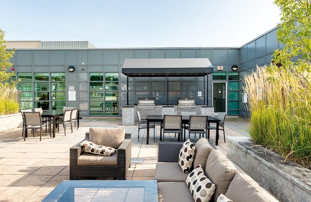 Bright loft one bedroom with den, steps to subway, Casa Loma and Yorkwille