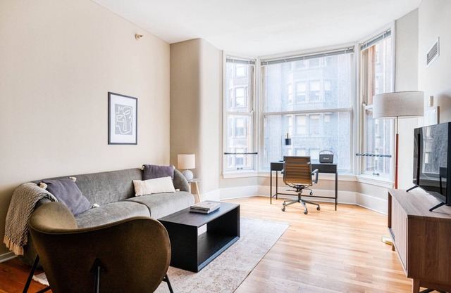 Bright Loop 1BR w/Gym & Doorman, nr L & Grant Park, by Blueground