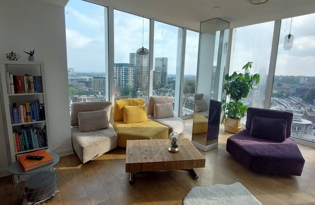Bright & Luxurious Flat with Skyline View
