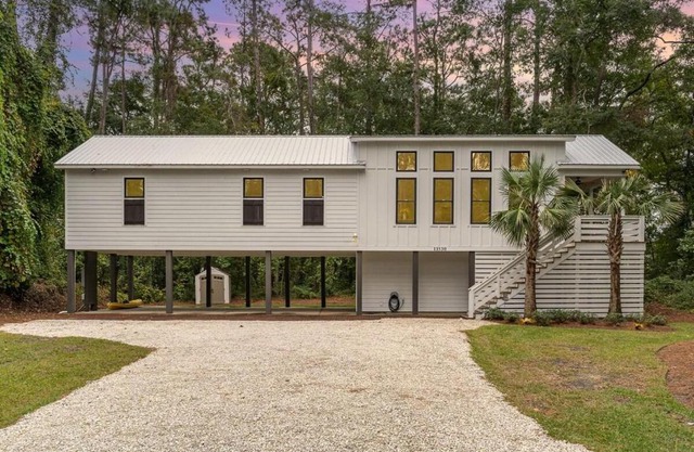 Bright Modern 4 Bdrm House Near Beach Pet Friendly