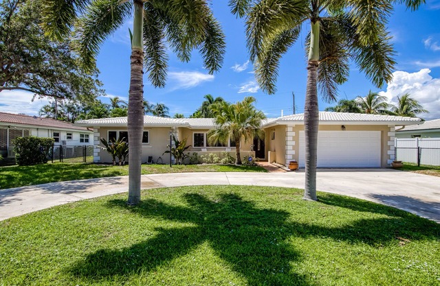 Bright, one-level home, Florida room, Sony 85” 4k TV, W/D & AC - near the beach
