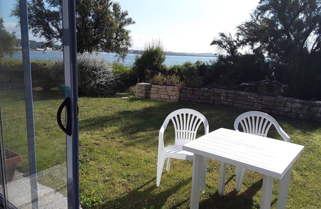 Bright, sea-view apartment with direct beach access