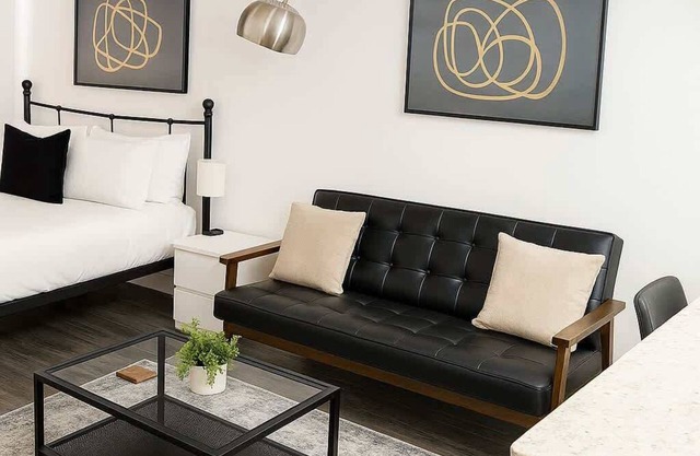 Bright South Hyde Park Studio
