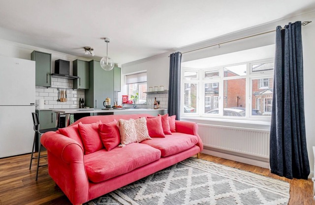 Bright, spacious 1Bed w/parking | Pass the Keys