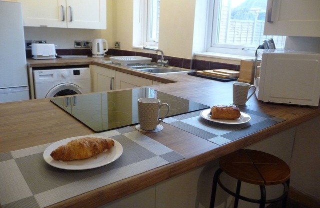 Bright spacious home, enclosed garden & parking