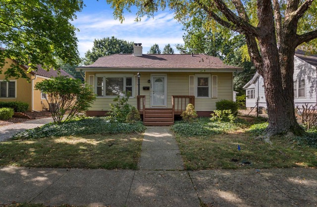 Bright & Spacious on William St.