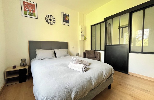 Bright studio 10 minutes from downtown