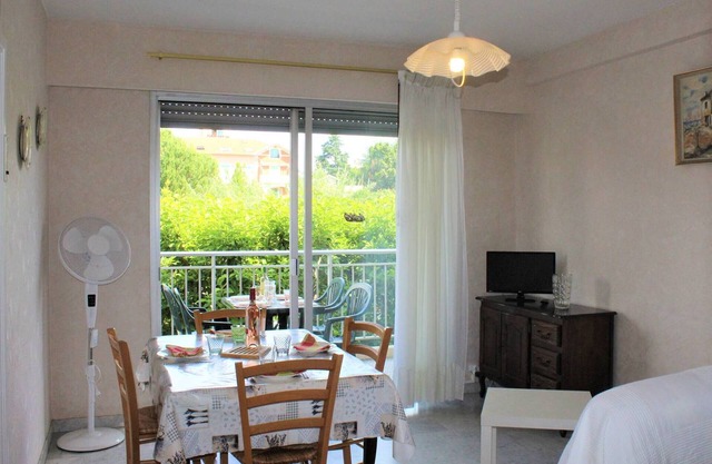 Bright Studio with Terrace and Parking, 30m from Sea - Sleeps 4