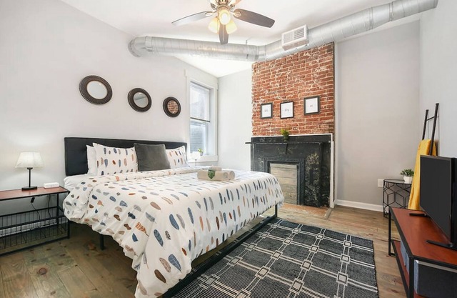 Bright & Stylish Apartment with King Bed & Parking