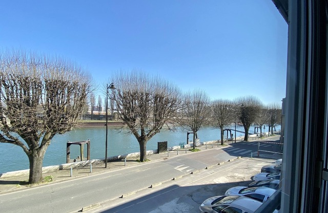 Bright T4 Seine view