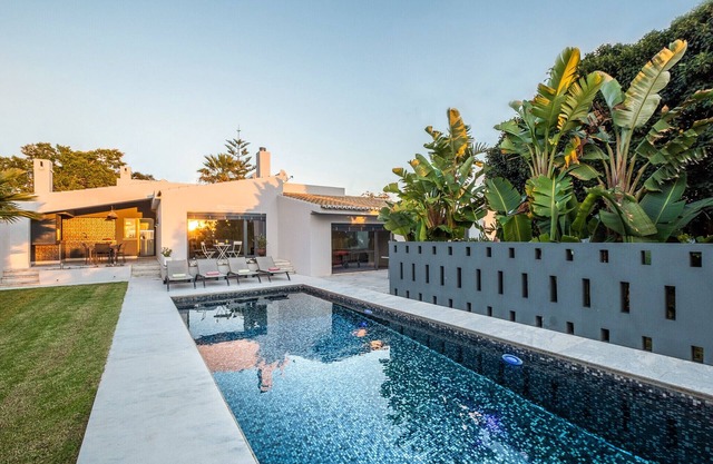 Bright villa w/heatable infinity pool, Alvor