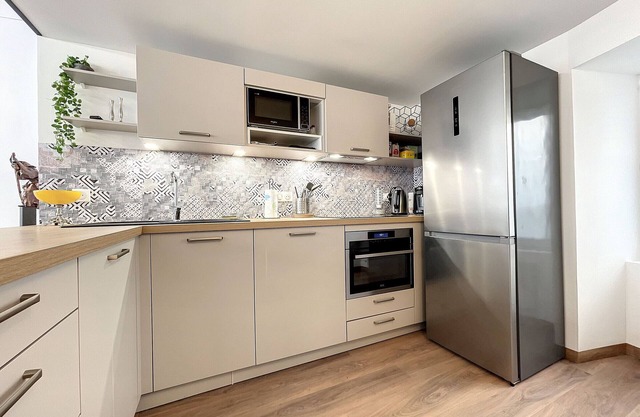 Bright Yellow Room with Private Bathroom in Saugues