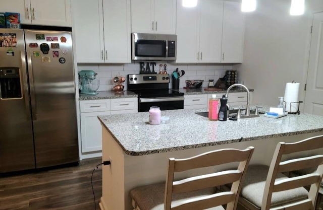 Brightly Lit, Vaulted with Poolside and Mountain View. Minutes from Downtown