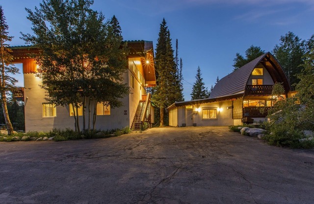 Brighton Chalets Alpenglow by Cottonwood Lodging