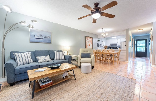 Bring the pets! Central to beach, 5 star dining, music, +. 3 beds, bikes incl!