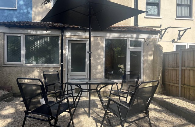 Bristol - 4 Beds - Sleeps 7 - For Groups - Garden