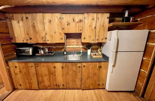 Broad Axed Rustic Log Cabin w/Cozy Woodstove