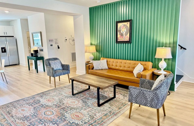 Broadway & Grand Ole Opry! Spacious 3-bed retreat sleeps 10, perfect for families & groups. Play together: dedicated game room with ping-pong & board games. Fully stocked kitchen & coffee bar Free parking & private entrance Kid-re