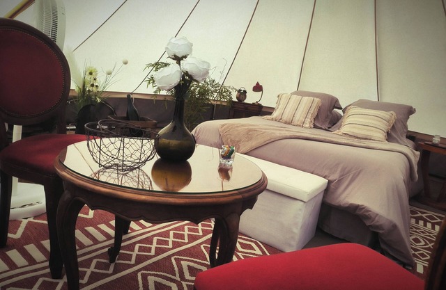 Brocante-style lodge tent with private Jacuzzi