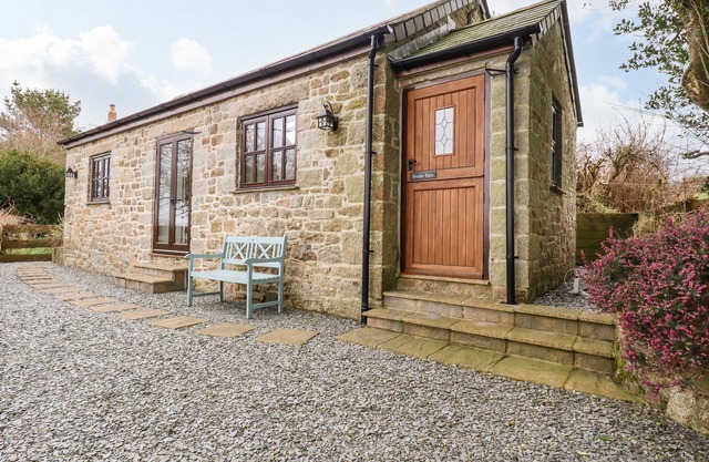 BROCKS BARN, country holiday cottage, with a garden in Lostwithiel
