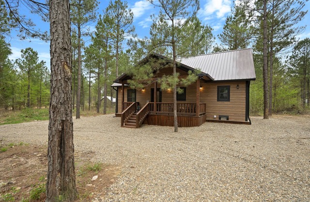 Broken Bow cabin with Hot Tub and Fire Pit