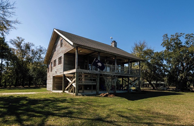 Bron-Yr-Aur:Secluded Waterfront Retreat with Private Dock & Stunning Sunset Views