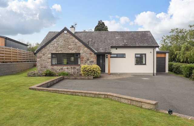 BRONALLT, family friendly, with a garden in Y Felinheli