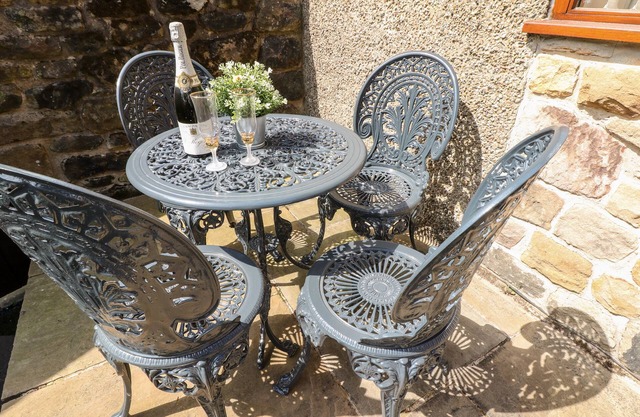 BROOKFIELD, family friendly, character holiday cottage in Tansley