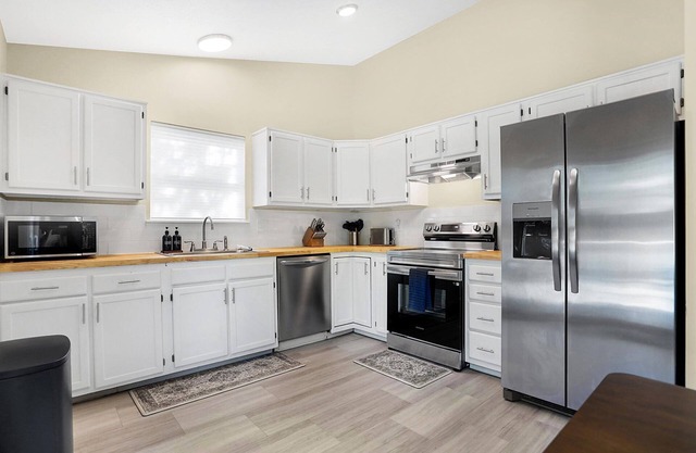 Brownsburg B&B - Relax at this newly renovated home in Downtown Brownsburg!