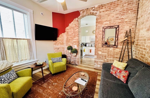 Brownstone Patio Suite-Historic Building in the Heart of Historic Downtown Bisbee