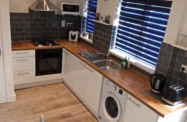 Broxtowe house -3 bedroom house with parking - Nottingham