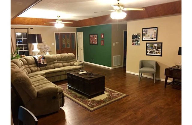 Bryant Home - Very Roomy, 3 Bedroom, 2 Bath Home