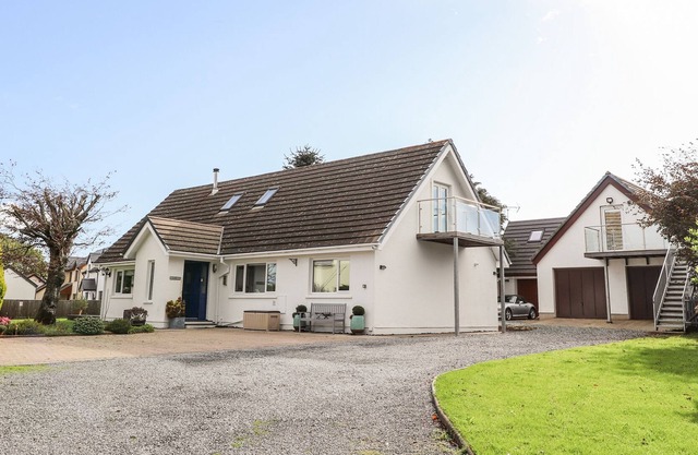 BRYN AWEL HOUSE, pet friendly, with open fire in Pembroke