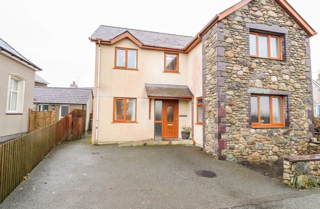 BRYN SEION, family friendly, with open fire in Y Felinheli