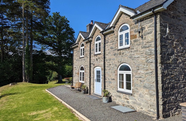 Brynderwen - Three Bedroom House, Sleeps 5