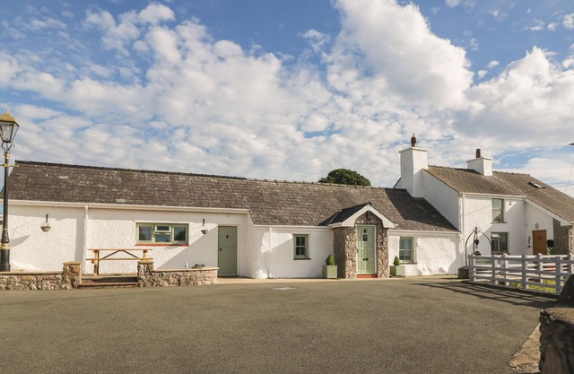 BUARTHAU COTTAGE, pet friendly, character holiday cottage in Llanrug