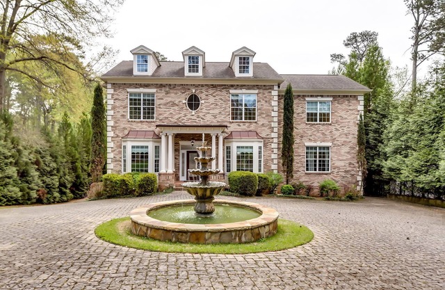 Buckhead fenced N Gated Ensuited 6BD,8bath Estate, 5mins to shopping.Sleeps 12