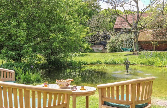 BUCKHOLT STABLES, pet friendly, with hot tub in West Tytherley