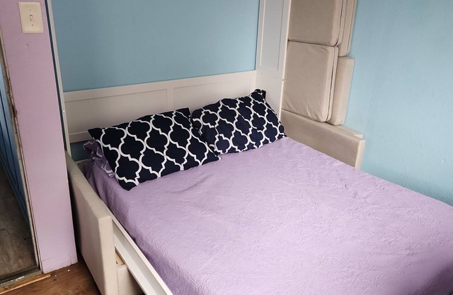 Budget Downtown Studio-F Queen/Twin Bunk Beds, AC, WIFI & 4 free Streamers!