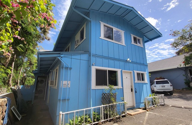 Budget Downtown Studio-K w/Queen Bed, Micro-Kitchen AC, WIFI & 4 free Streamers