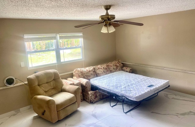 Budget-Friendly Couch Space in lovely St. Petersburg with AC, WiFi