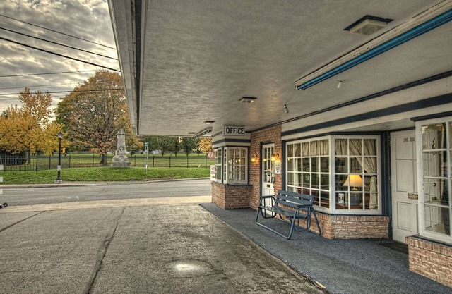 Budget Host Three Crowns Motor Lodge