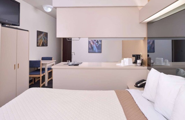 Budget-Minded Traveler's Dream: Comfortable Room with Breakfast Included